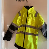 Dejlig varm jakke.  High visibility jakke med epualet og smart indrettet med lommer end du kan bruge. Aftagelige ærmer. Jakken har aldrig været brugt på nogen måde og er størrelse L.  KUN 1 STK. PÅ LAGER.