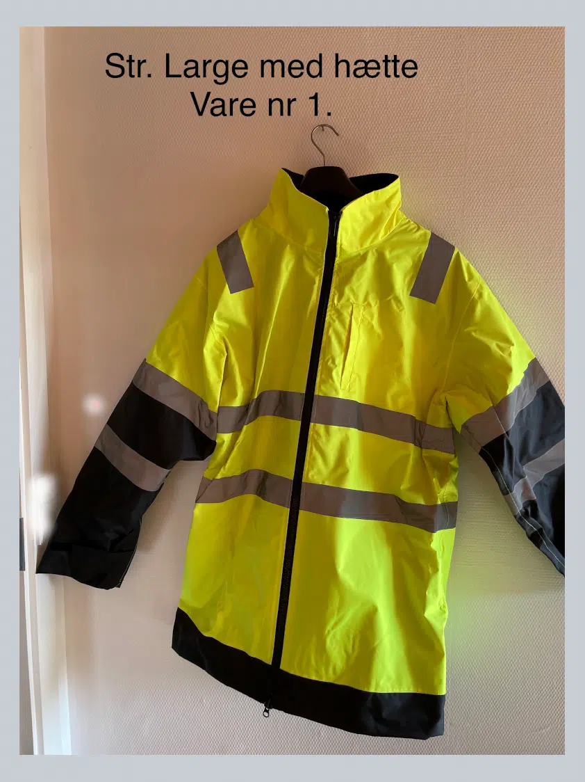 Dejlig varm jakke. High visibility jakke med epualet og smart indrettet med lommer end du kan bruge. Aftagelige ærmer. Jakken har aldrig været brugt på nogen måde og er størrelse L. KUN 1 STK. PÅ LAGER.