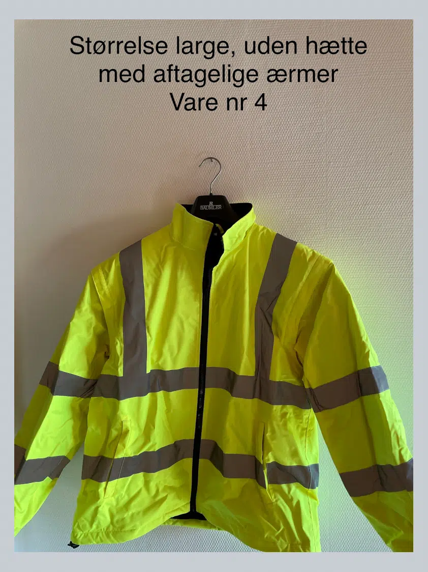 Dejlig varm jakke.  High visibility jakke med epualet og smart indrettet med lommer end du kan bruge. Har også regnhætte. Jakken har aldrig været brugt på nogen måde.