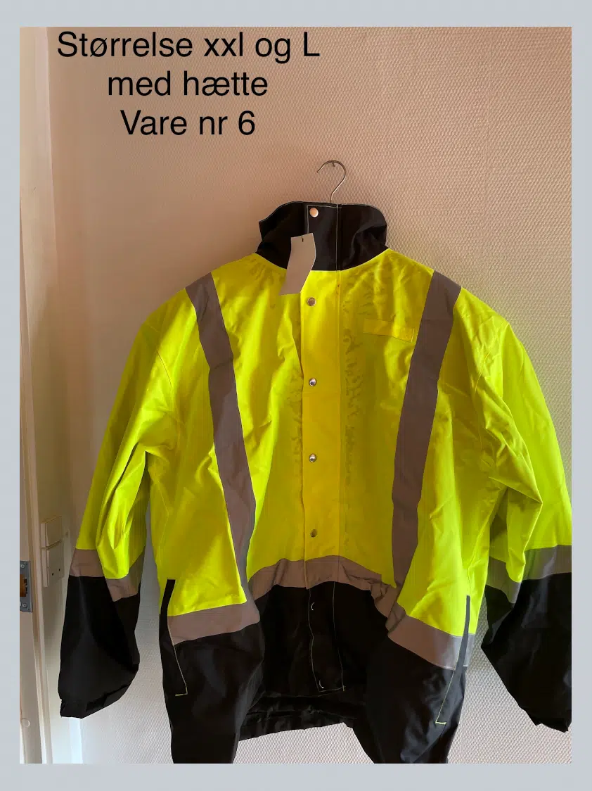 Dejlig varm jakke. High visibility jakke med smart indrettet med mange lommer