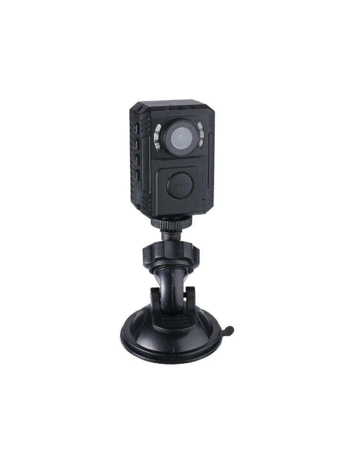 Diskret og meget lille body kamera med IR-lys og bevægelsesføler. Dette kamera er af rigtig god kvalitet, og der medfølger diverse beslag, blandt andet så kameraet snildt kan anvendes som dashboard camera til din bil.